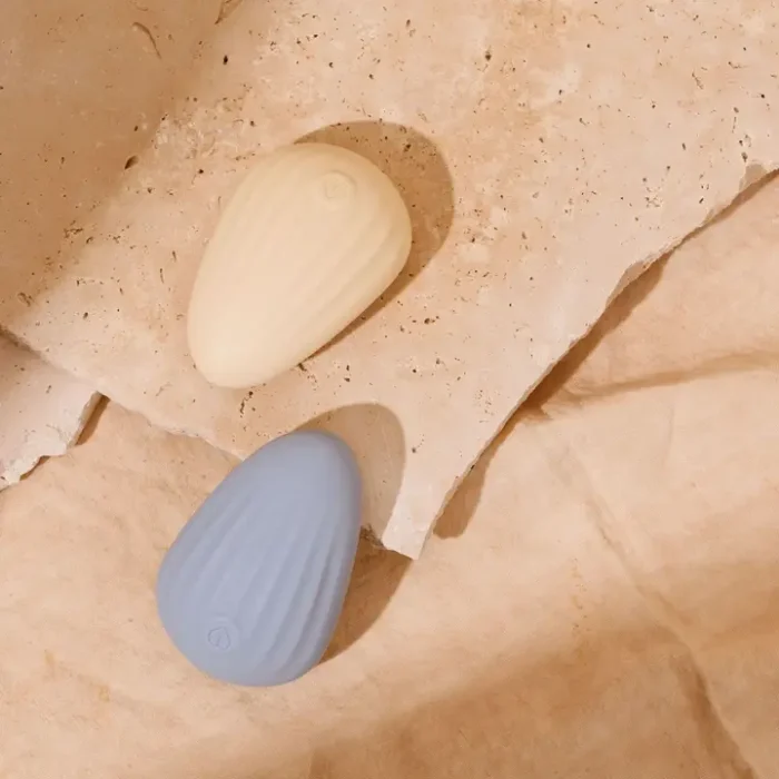 Dune, galet vibrant en silicone moelleux - Sable – Image 2